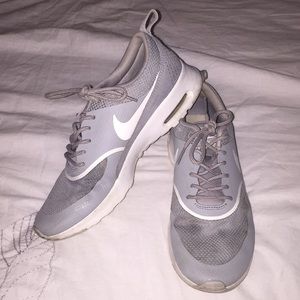 Grey Nike air max Thea’s